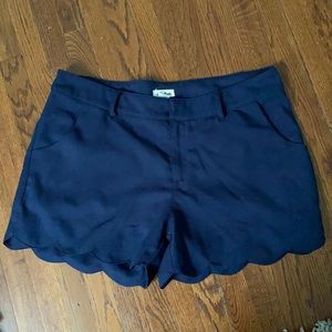 Size L scalloped bottom Love Richie short